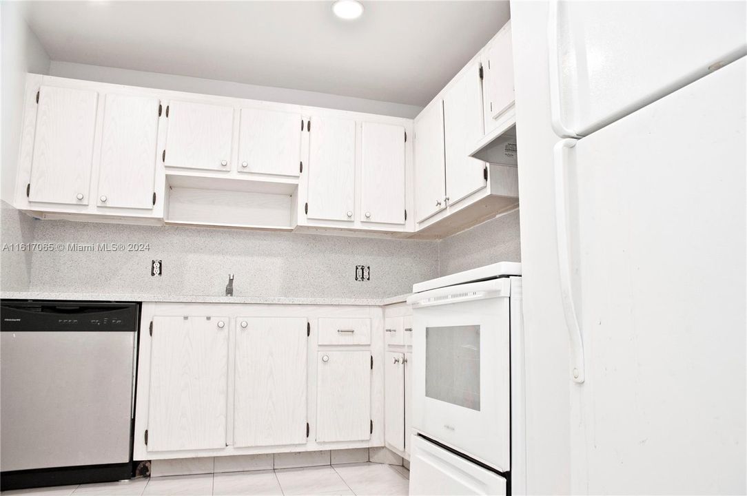 For Rent: $1,950 (2 beds, 2 baths, 996 Square Feet)