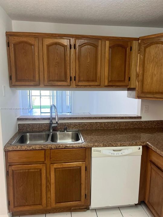 For Rent: $2,000 (2 beds, 2 baths, 820 Square Feet)