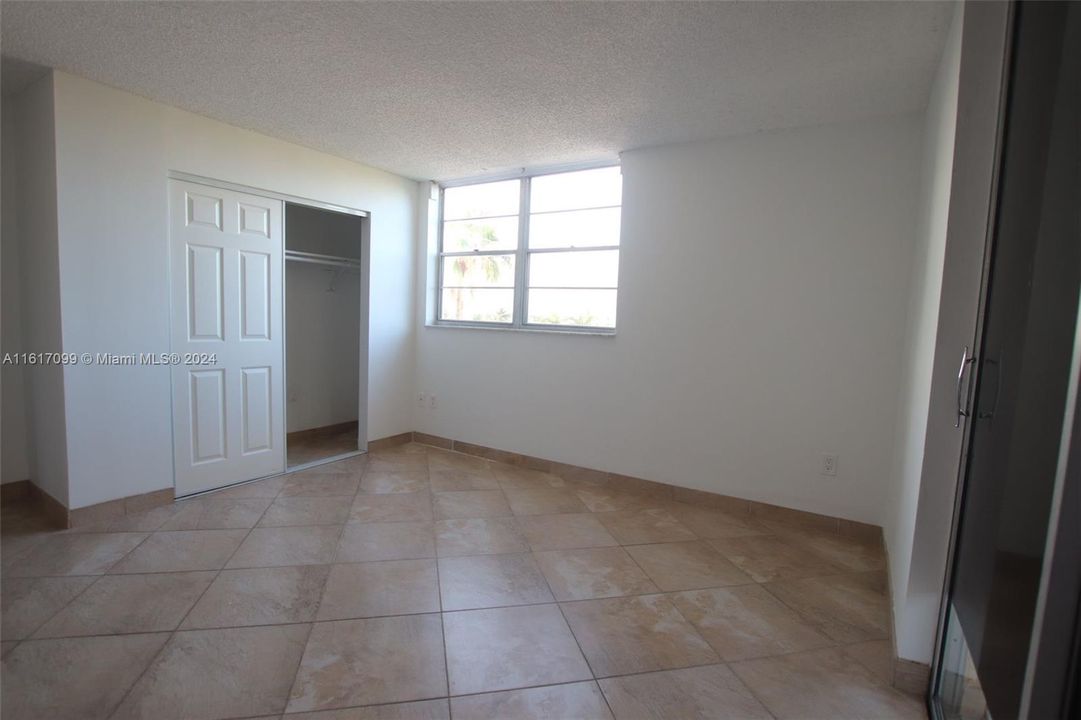 For Rent: $1,950 (1 beds, 1 baths, 855 Square Feet)