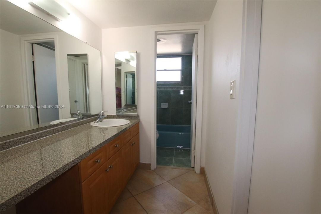 For Rent: $1,950 (1 beds, 1 baths, 855 Square Feet)