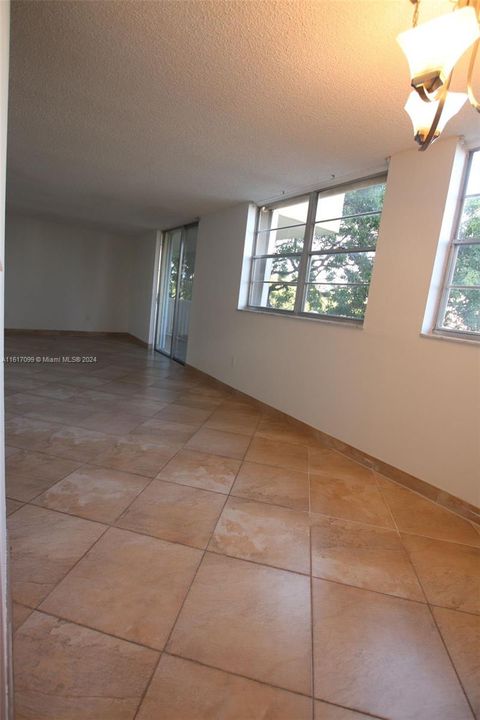 For Rent: $1,950 (1 beds, 1 baths, 855 Square Feet)