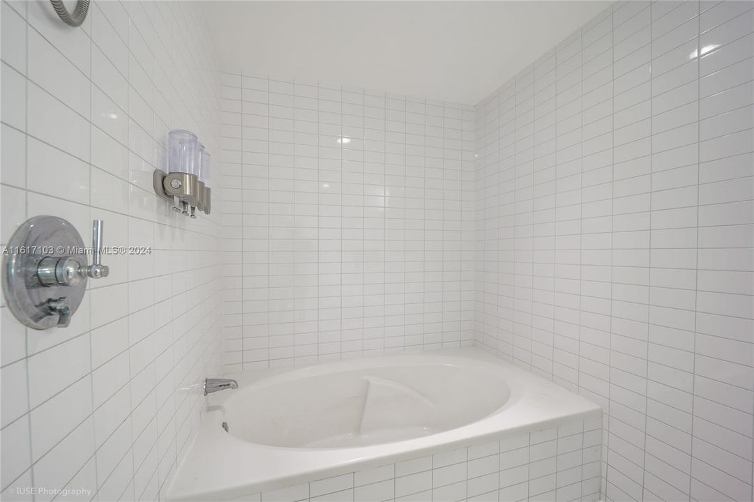 For Sale: $715,000 (1 beds, 1 baths, 1024 Square Feet)