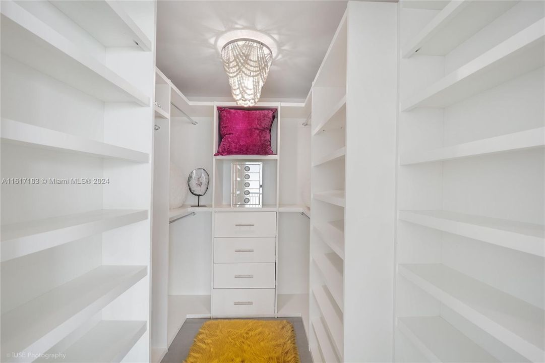 For Sale: $715,000 (1 beds, 1 baths, 1024 Square Feet)