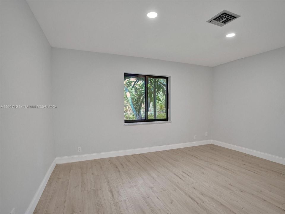 Active With Contract: $3,100 (3 beds, 2 baths, 1324 Square Feet)