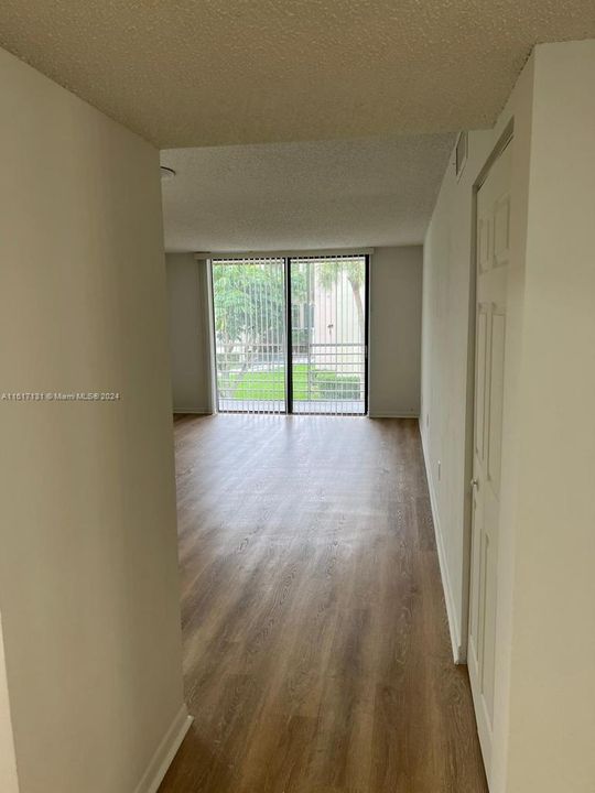 For Rent: $1,600 (1 beds, 1 baths, 830 Square Feet)