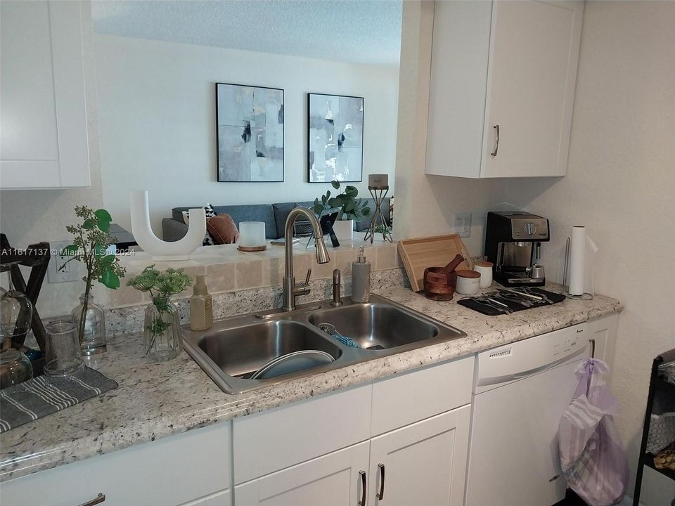 For Sale: $244,800 (2 beds, 1 baths, 847 Square Feet)