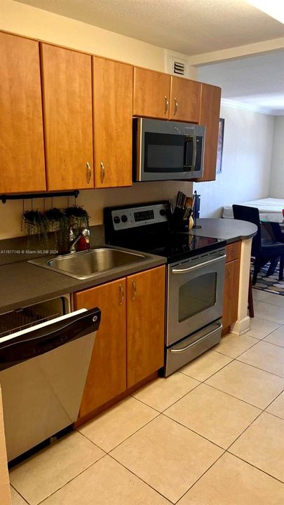 For Rent: $1,950 (0 beds, 1 baths, 594 Square Feet)