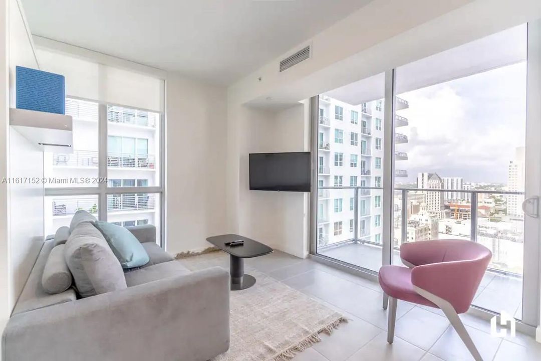 For Sale: $585,000 (1 beds, 1 baths, 599 Square Feet)