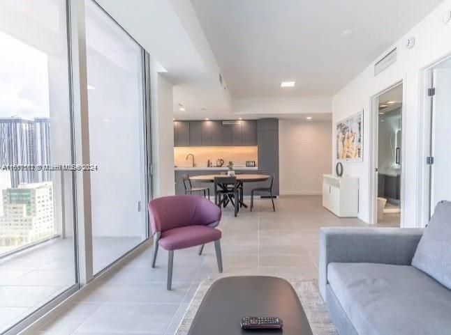 For Sale: $585,000 (1 beds, 1 baths, 599 Square Feet)