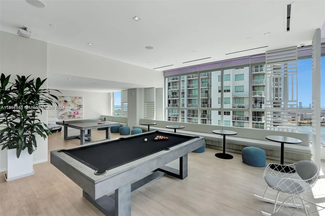 For Sale: $585,000 (1 beds, 1 baths, 599 Square Feet)