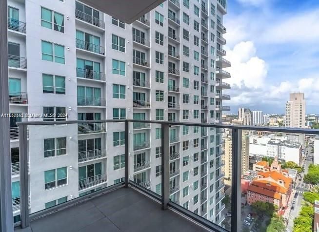 For Sale: $585,000 (1 beds, 1 baths, 599 Square Feet)