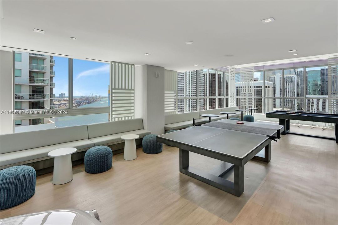 For Sale: $585,000 (1 beds, 1 baths, 599 Square Feet)