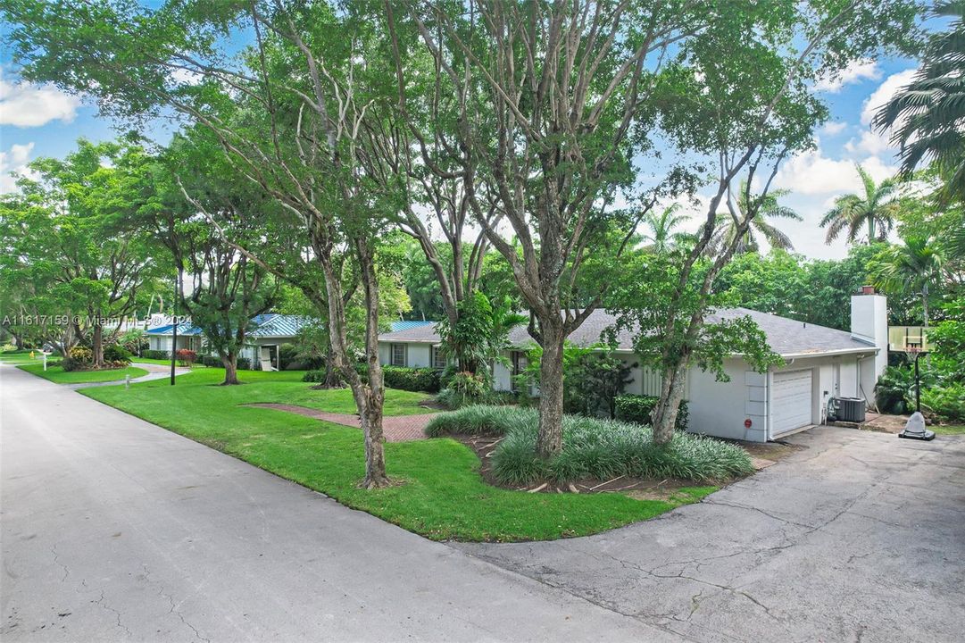 Active With Contract: $1,890,000 (4 beds, 2 baths, 2982 Square Feet)