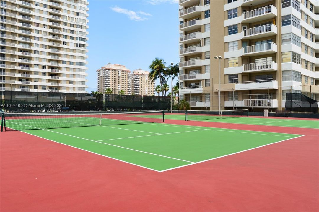 For Sale: $750,000 (2 beds, 2 baths, 1240 Square Feet)