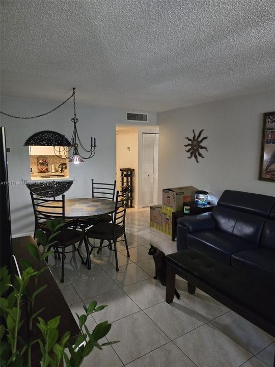 For Sale: $325,000 (2 beds, 2 baths, 906 Square Feet)