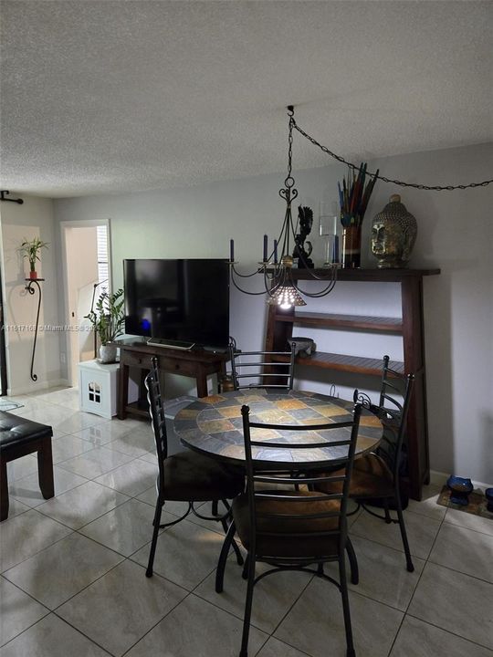 For Sale: $325,000 (2 beds, 2 baths, 906 Square Feet)