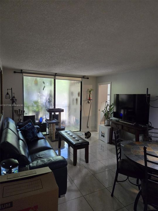 For Sale: $325,000 (2 beds, 2 baths, 906 Square Feet)