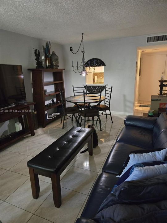 En Venta: $325,000 (2 camas, 2 baños, 906 Pies cuadrados)