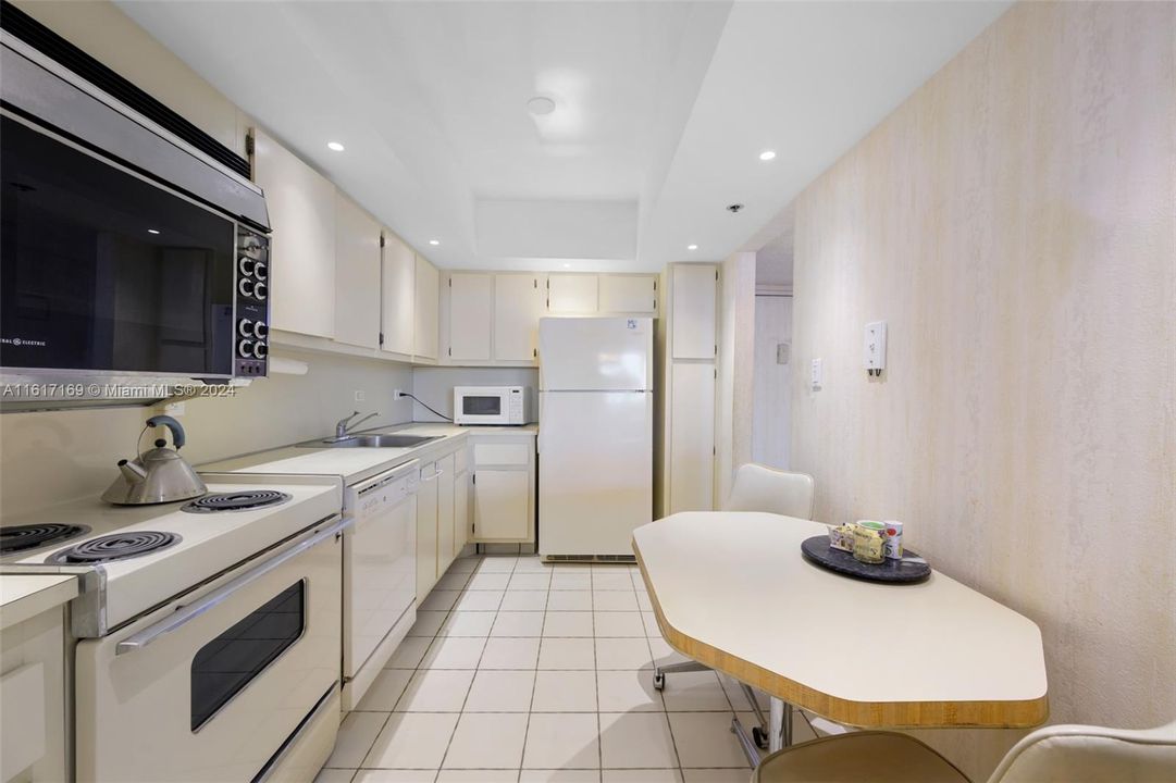 For Sale: $385,000 (2 beds, 2 baths, 1214 Square Feet)