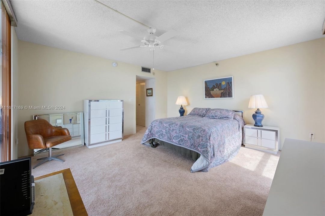 ample and bright main bedroom with balcony