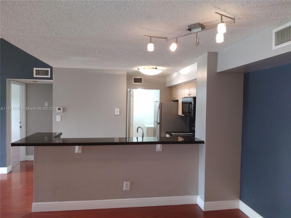 For Rent: $2,300 (2 beds, 2 baths, 1060 Square Feet)
