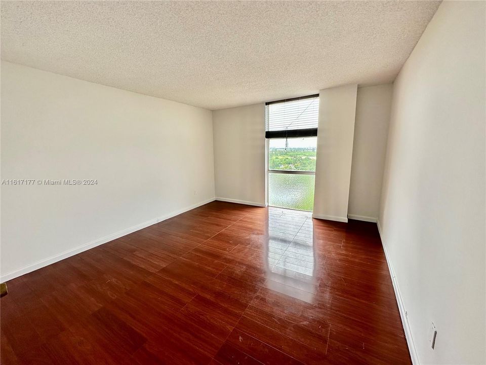 For Rent: $1,875 (1 beds, 1 baths, 723 Square Feet)