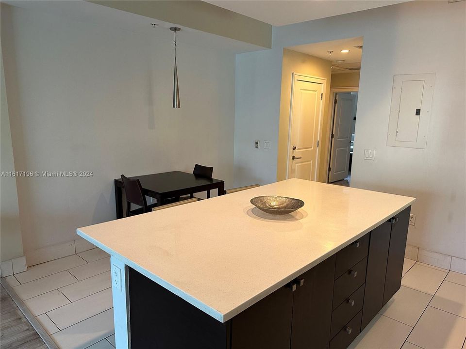 For Sale: $225,000 (1 beds, 2 baths, 1070 Square Feet)