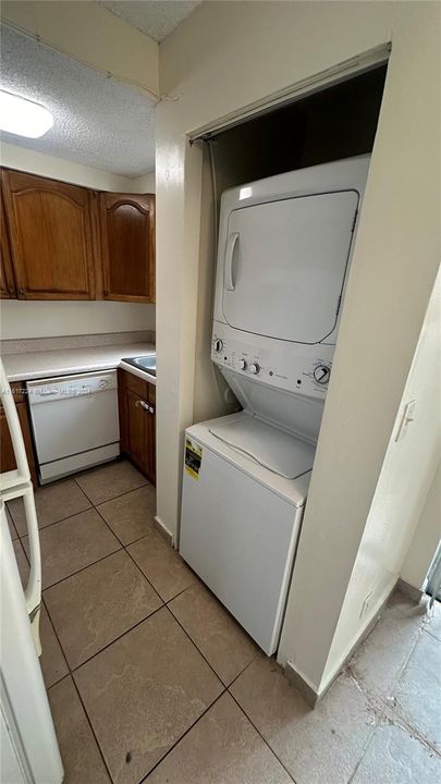 For Rent: $1,900 (2 beds, 2 baths, 850 Square Feet)