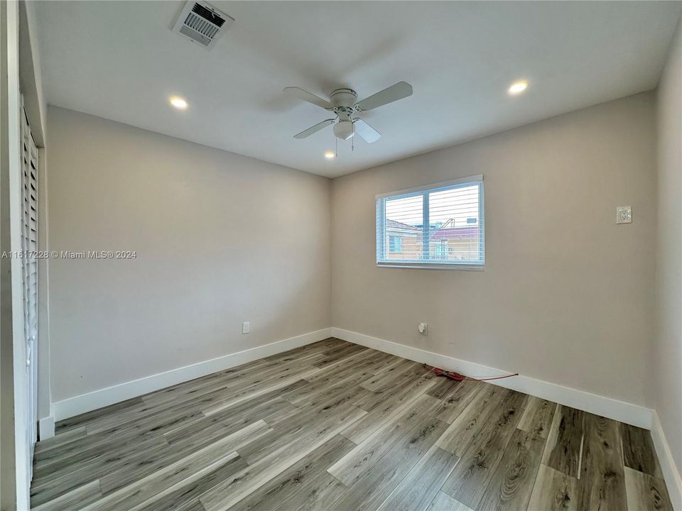 For Rent: $2,400 (2 beds, 1 baths, 900 Square Feet)