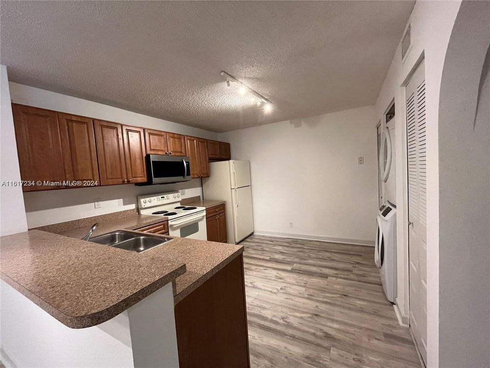 For Rent: $1,890 (1 beds, 1 baths, 777 Square Feet)