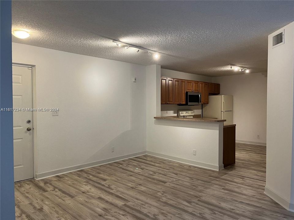 For Rent: $1,890 (1 beds, 1 baths, 777 Square Feet)