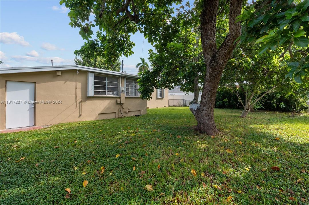 For Sale: $590,000 (3 beds, 2 baths, 1461 Square Feet)