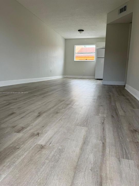 For Rent: $2,450 (3 beds, 1 baths, 847 Square Feet)