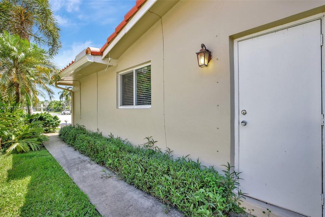 For Sale: $1,100,000 (4 beds, 2 baths, 2437 Square Feet)