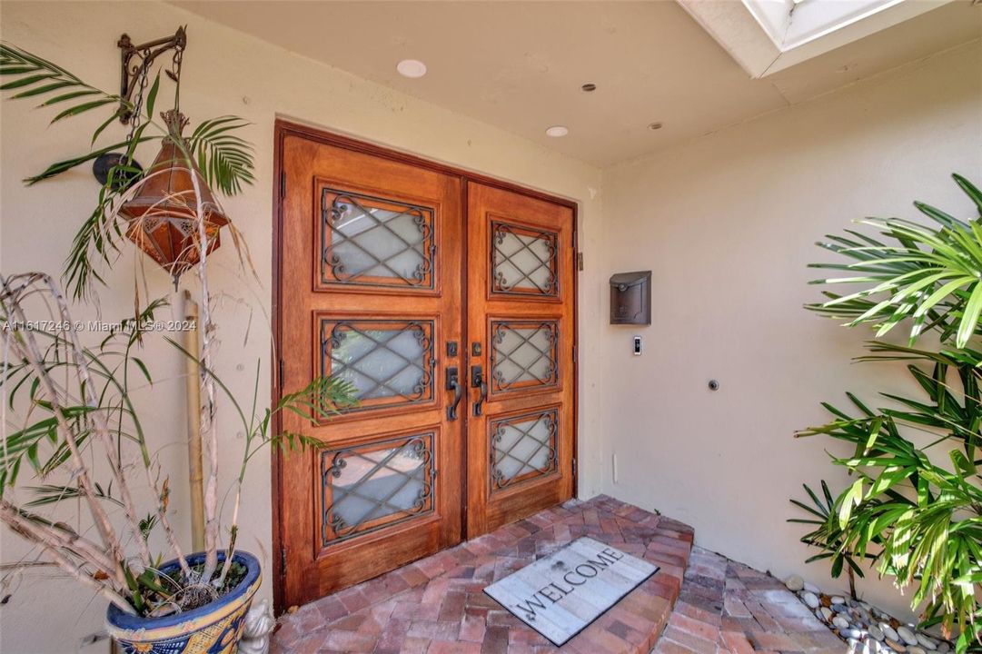 For Sale: $1,100,000 (4 beds, 2 baths, 2437 Square Feet)