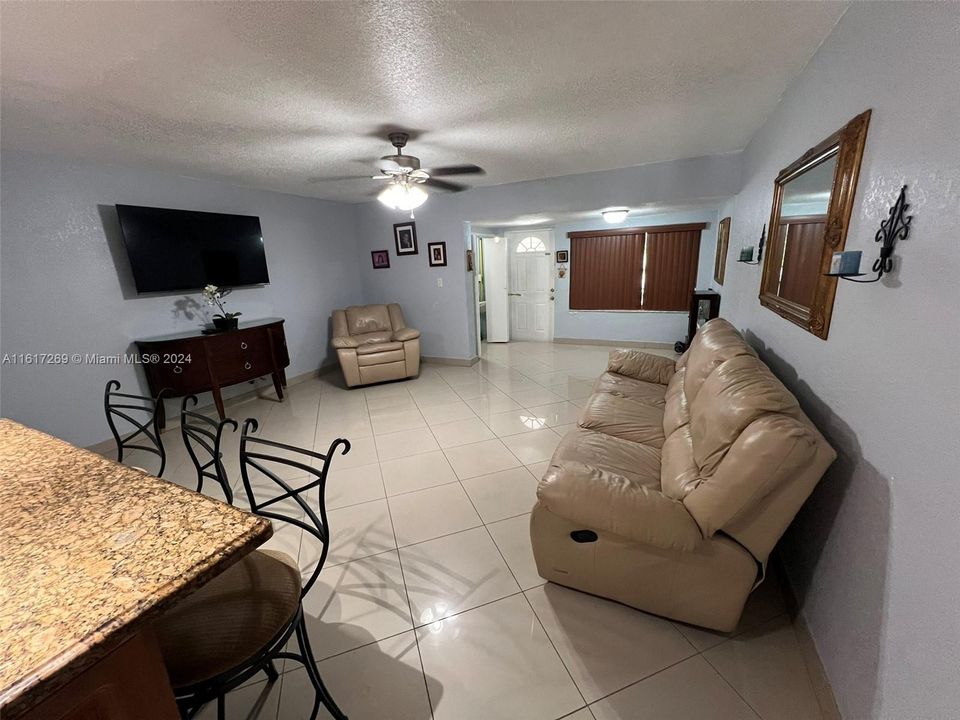 For Sale: $349,000 (1 beds, 1 baths, 750 Square Feet)