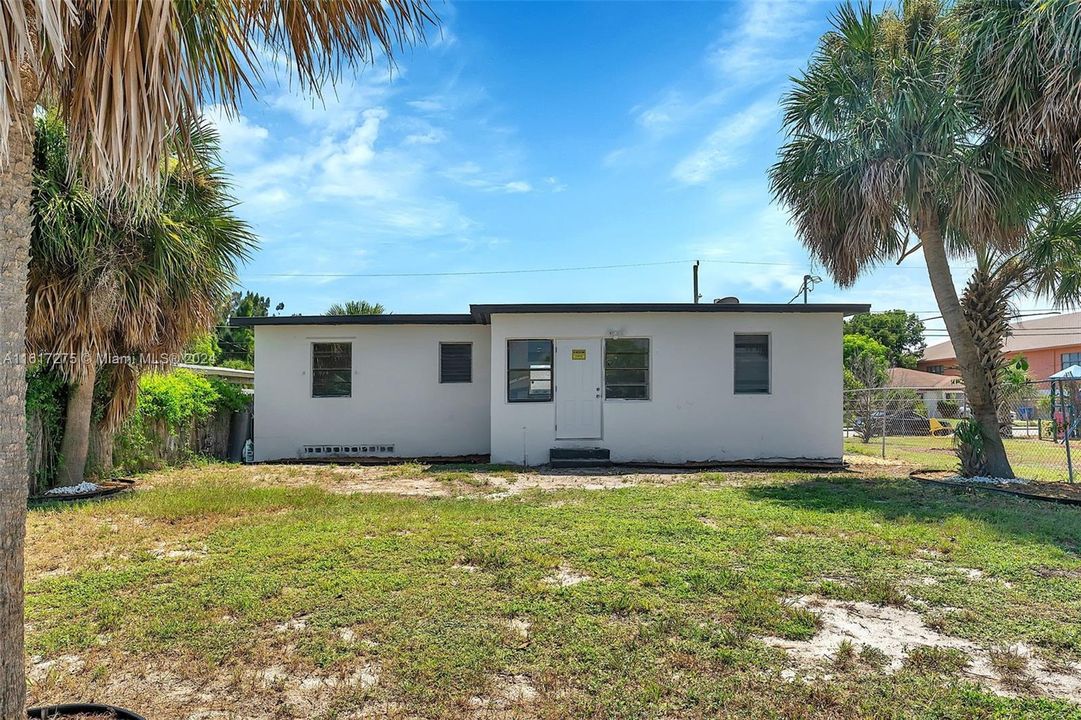 For Sale: $320,000 (3 beds, 2 baths, 955 Square Feet)