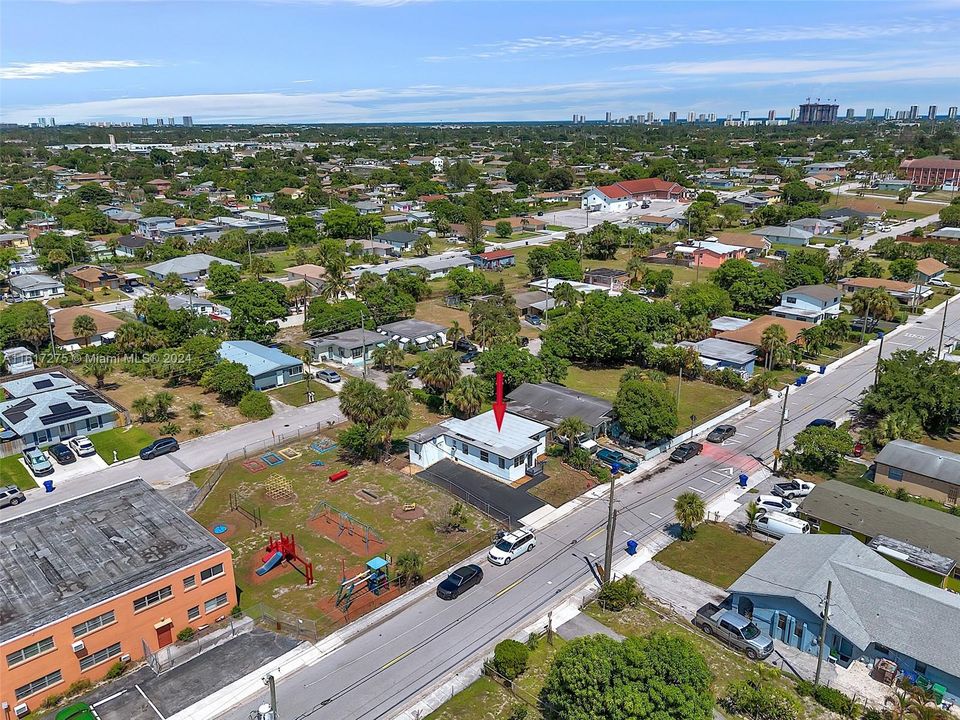 For Sale: $320,000 (3 beds, 2 baths, 955 Square Feet)