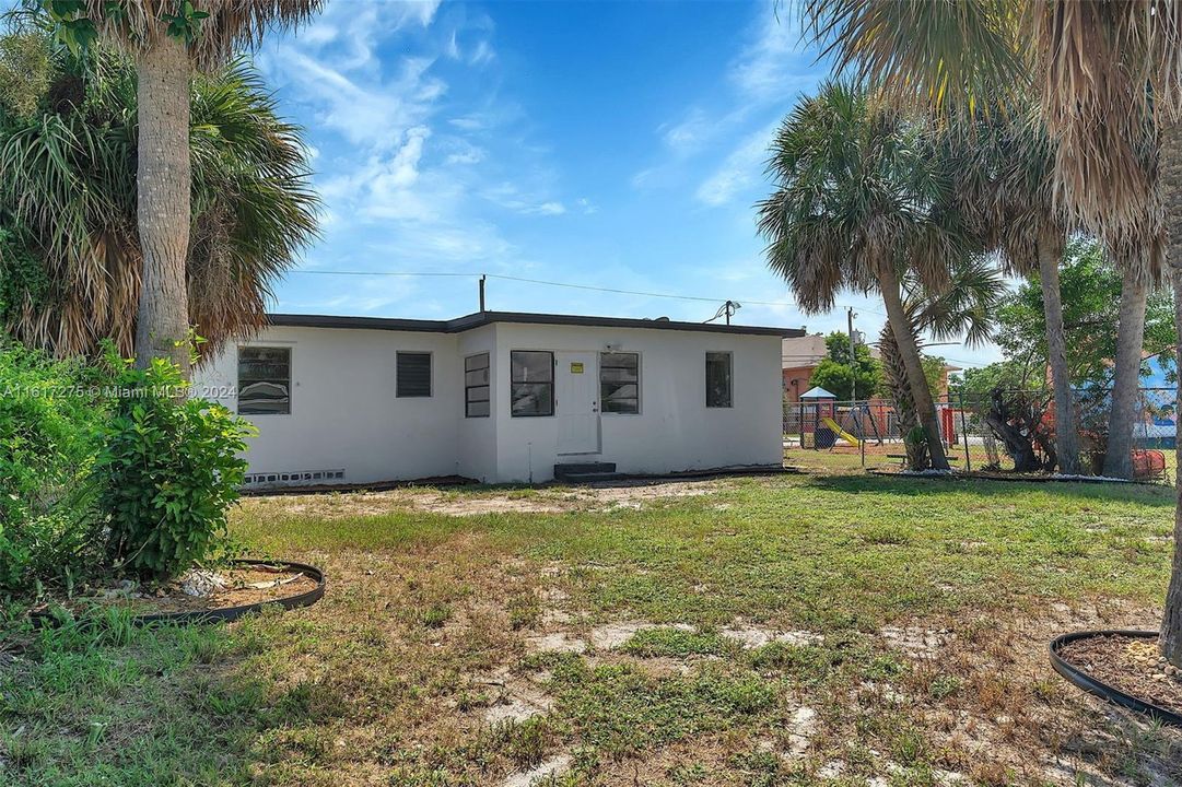 For Sale: $320,000 (3 beds, 2 baths, 955 Square Feet)