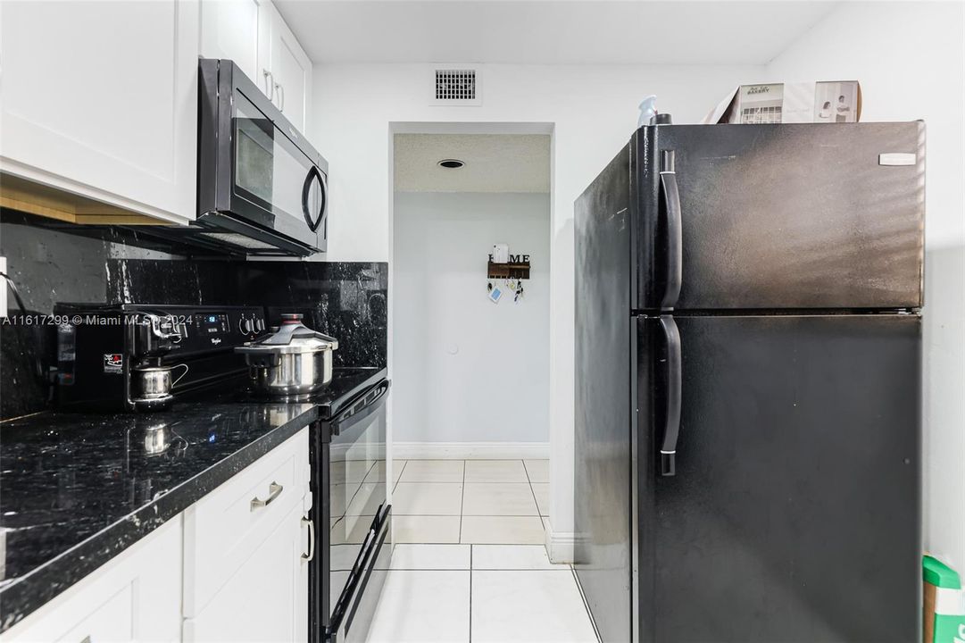 For Sale: $310,000 (2 beds, 2 baths, 965 Square Feet)