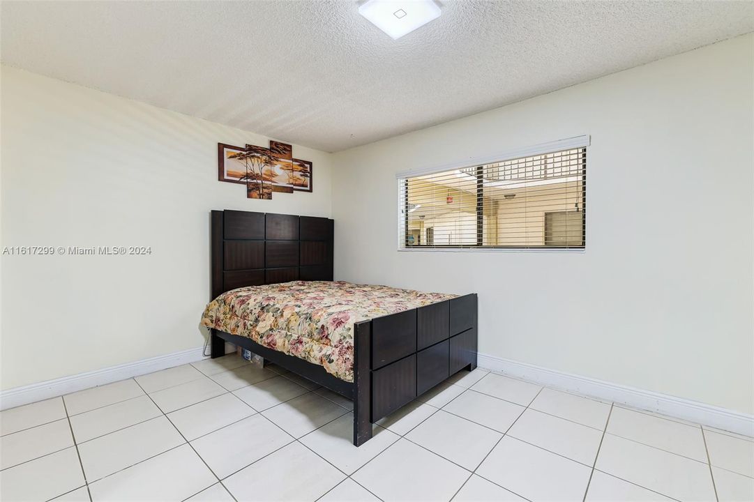 For Sale: $310,000 (2 beds, 2 baths, 965 Square Feet)