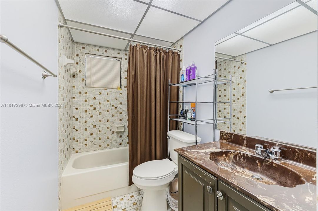 For Sale: $310,000 (2 beds, 2 baths, 965 Square Feet)