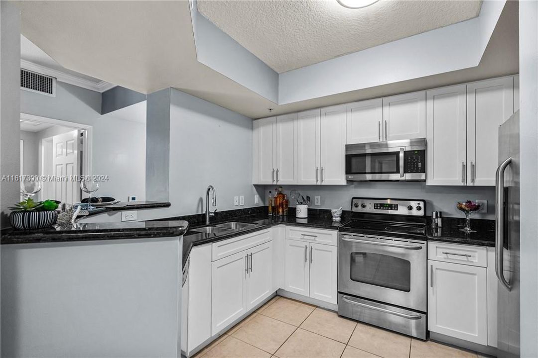 For Sale: $459,900 (2 beds, 2 baths, 1169 Square Feet)