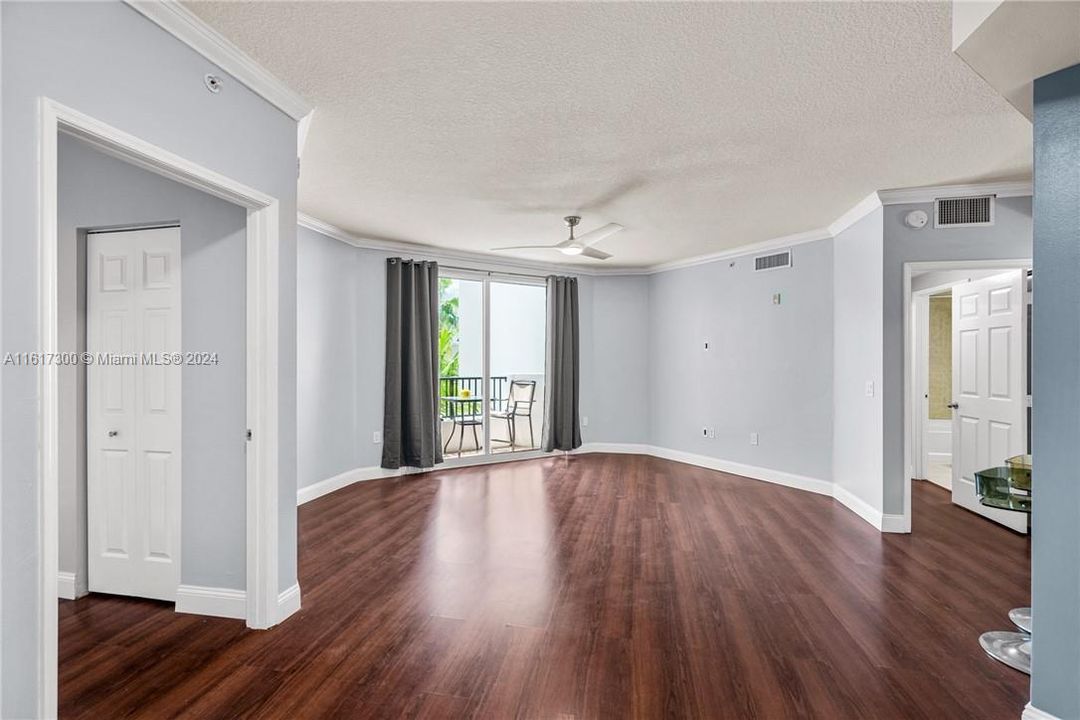 For Sale: $459,900 (2 beds, 2 baths, 1169 Square Feet)