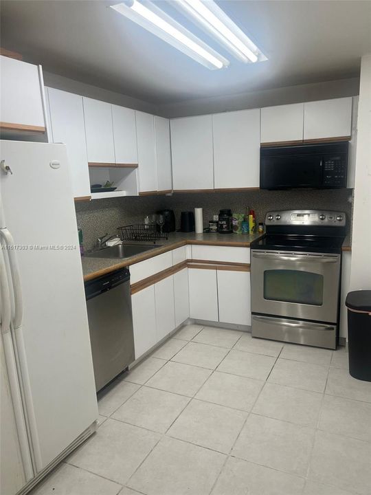 For Rent: $2,700 (2 beds, 2 baths, 1096 Square Feet)