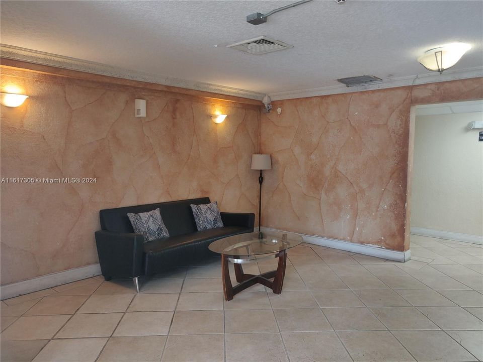 Active With Contract: $1,950 (1 beds, 1 baths, 699 Square Feet)