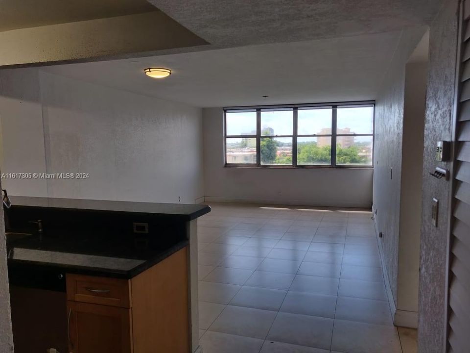 For Rent: $1,950 (1 beds, 1 baths, 699 Square Feet)