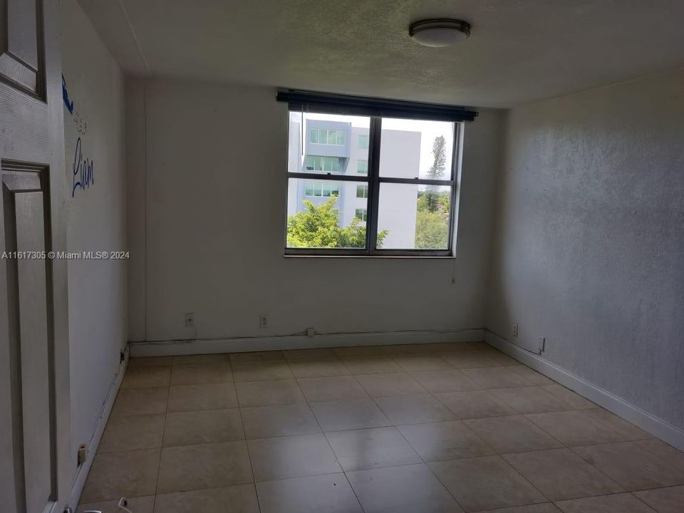 Active With Contract: $1,950 (1 beds, 1 baths, 699 Square Feet)