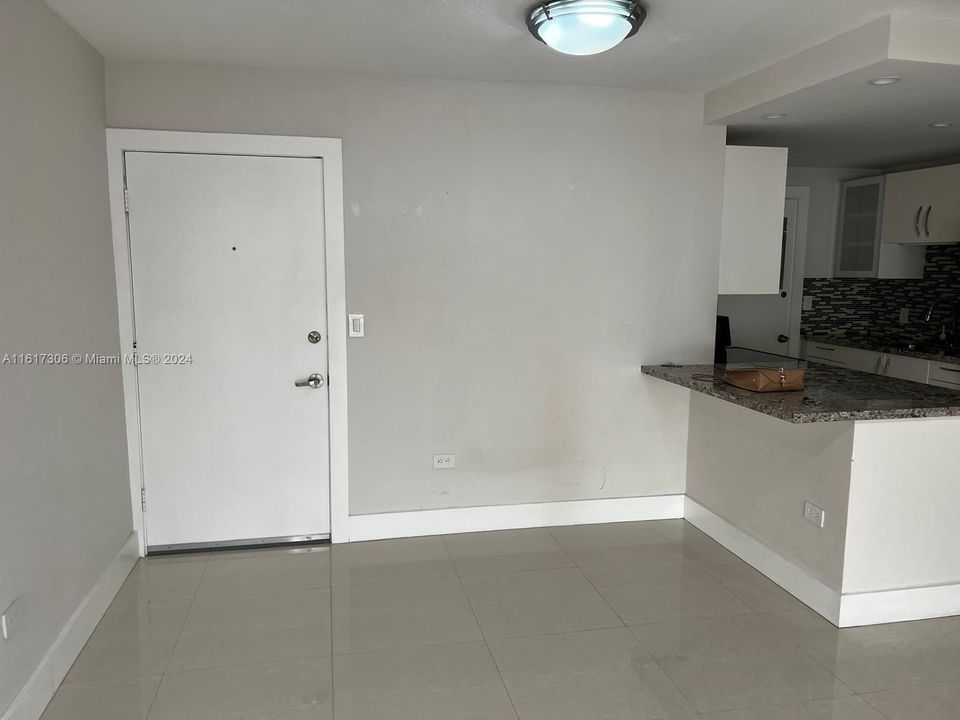 For Rent: $1,950 (1 beds, 1 baths, 594 Square Feet)