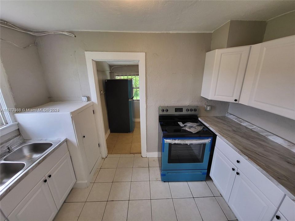 For Rent: $2,000 (2 beds, 1 baths, 900 Square Feet)